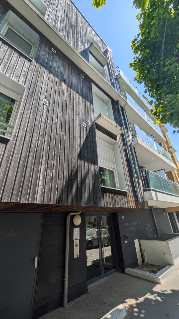 Appt 2 pi\u00e8ces 43 m2 Terrasse XXL de 24 m\u00b2 DPE D et parking sous-sol 10\/13