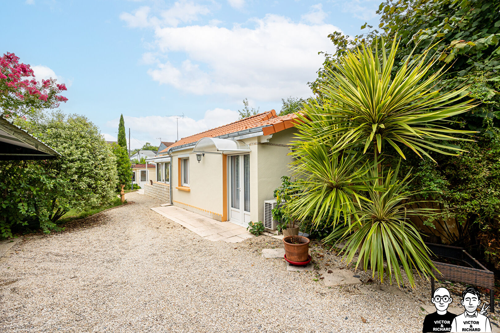 MAISON - JARDIN - 2 CHAMBRES - POTENTIEL D'\u00c9VOLUTION - CARPORT - D\u00c9PENDANCES