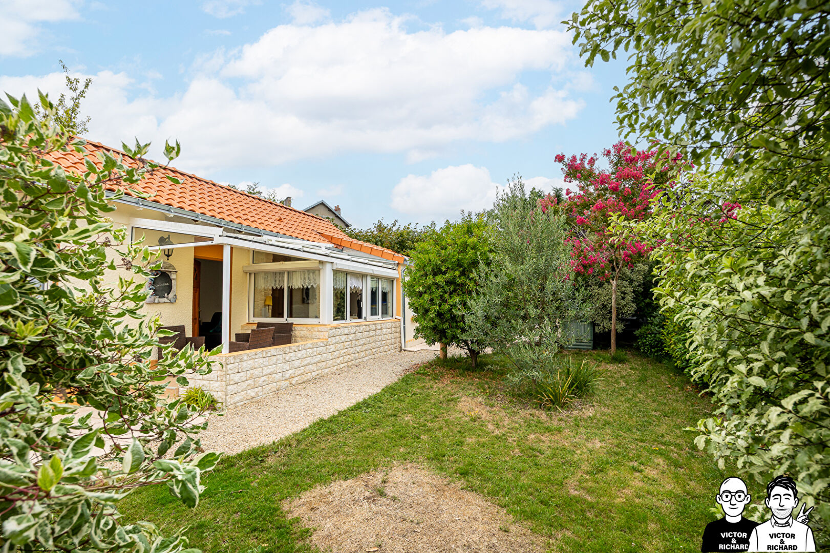 MAISON - JARDIN - 2 CHAMBRES - POTENTIEL D'\u00c9VOLUTION - CARPORT - D\u00c9PENDANCES 14\/18
